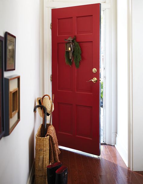 Find traditional Christmas decorating ideas that take Christmas back to the classics, like gold accents, tartan and rich colors. Red Doors Interior, Long Narrow Hallway, Front Door Inside, Interior Front Door, Exterior Door Colors, Mantle Ideas, Red Front Door, Beautiful Front Doors, Christmas Decorating Ideas