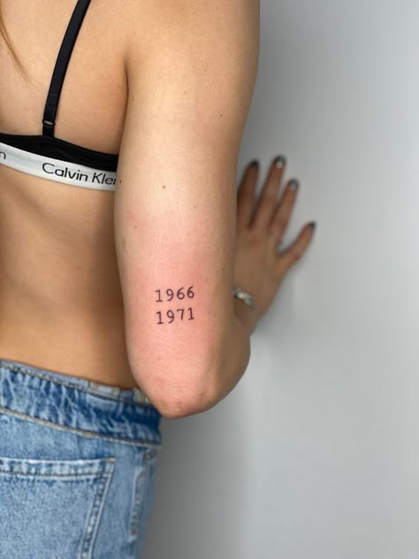 Tattoos Of Years, Tattoo For Parents Ideas, Parents Dates Tattoo, Parents Date Tattoo, Bold Number Tattoo, Tattoo Idea Parents, Parents Birth Year Tattoo Ideas, Tattoos To Get For Your Parents, Tattoos For My Parents