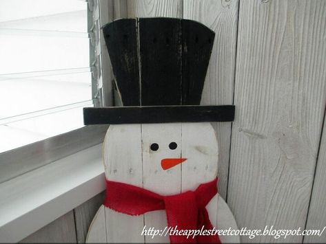 Pallet Snowman Diy, Porch Snowman, Snowman Balloon, Outdoor House Paint, Pallet Snowman, Snowman Patterns, Snow Decor, Pallet Wood Christmas, Diy Snowman Ornaments