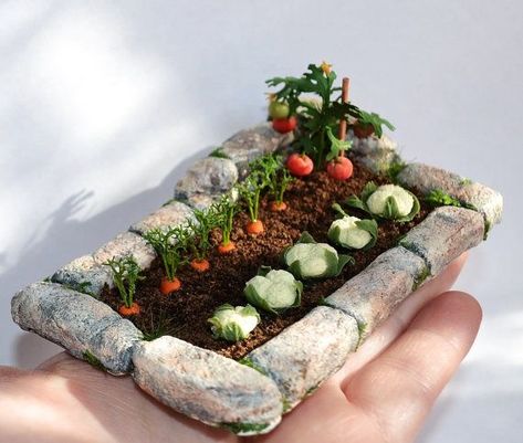 Miniature Vegetable Garden, Diy Miniature Garden, Miniature Garden Decor, Dollhouse Garden, Garden Miniature, Fairy Garden Designs, Fairy Garden Crafts, Fairy Furniture, Fairy Garden Houses