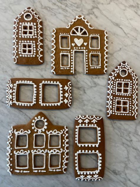 Classy white gingerbread house home aesthetic vibe deconstructed All White Gingerbread House, White Gingerbread House, White Gingerbread, Easy Gingerbread House, Cool Gingerbread Houses, House Minimal, Christmas Donuts, Gingerbread House Designs, White Icing