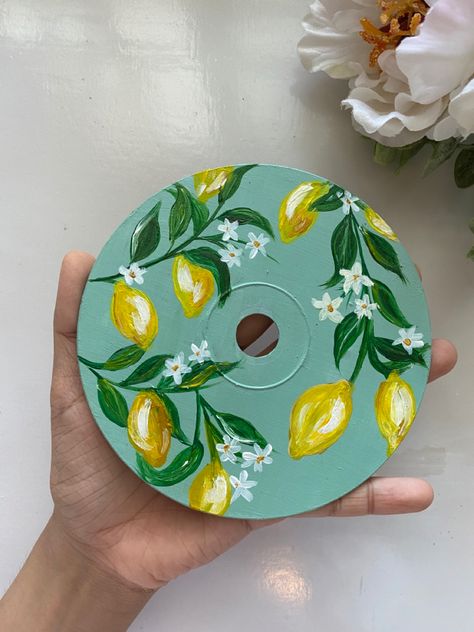 Flower Mirror Painting, Diy Mirror Painting, Diy Mirror Painting Ideas, Mirror Painting Ideas, Painted Records, Painted Vinyl Records, Cd Wall Art, Vinyl Art Paint, Cd Painting