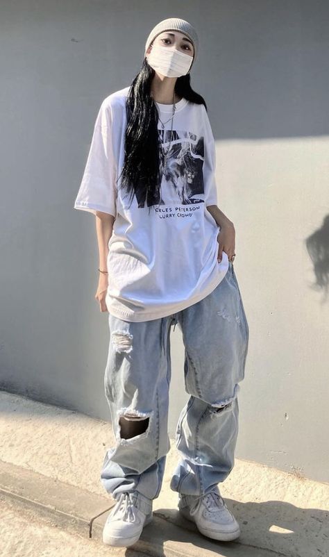 Overzied Outfit, Oversized Ripped Jeans Outfit, Asian Oversized Fashion, Blue Tomboy Outfits, Oversized Outfit Ideas Korean, Oversized Grunge Tops For Streetwear, Cute Oversized Outfits Korean, Beanie Outfit Korean, Beanie Outfit Street Style