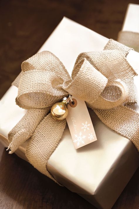 Burlap ribbon and a kraft tag - this simple idea might be monochromatic, but it's very rustic and pretty! Traditional Christmas Gifts, Elegant Gift Wrapping, Gift Wrapping Inspiration, Creative Gift Wrapping, Present Wrapping, Christmas Packaging, A Present, Beautiful Gift Wrapping, Burlap Ribbon