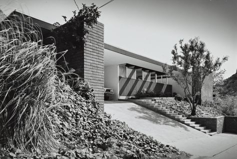 The Polsky House. Located in Beverly Hills, California it was designed and built by architect Donald Polsky as his own home in 1960. Photo: Getty / Shulman Kenzo Tange, Modern Architects, Marcel Breuer, River House, Building Exterior, Brutalism, Terrace House, Home Photo, Willis Tower