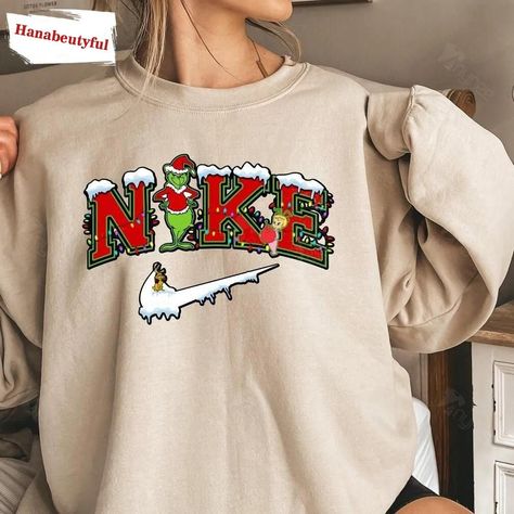 Christmas Sweatshirt Ideas, Grinch Sweatshirt, Christmas Clothing Ideas, Grinch Stuff, Snowman Family, Preppy Christmas, Christmas Grinch, Xmas Shirts, Xmas Sweater