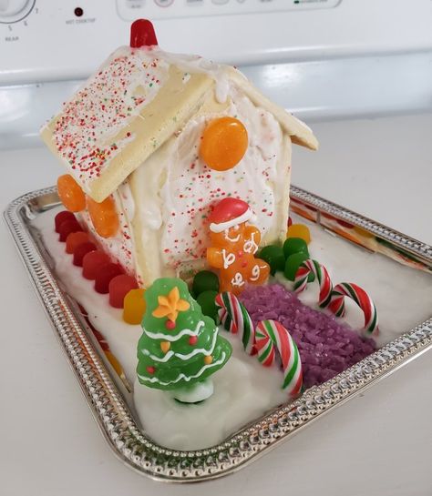 Simple and fun Christmas project: Make a Pop Tart "gingerbread" house! | VFCstyle.comVFCstyle.com Pop Tart Gingerbread House Christmas, Poptart Gingerbread House Ideas, Poptart Gingerbread House, Simple Gingerbread Houses, Poptart Gingerbread Houses, Pop Tart Gingerbread House, Gingerbread House Ideas, North Pole Breakfast, Ginger Bread House Diy