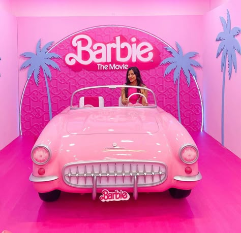 Instagram Restaurant Lifestyle, Barbie Christmas Tree, Barbie Bday, Carnival Birthday Party Theme, Barbie Party Decorations, Barbie Car, Barbie Christmas, Interior Restaurant, Spain Design