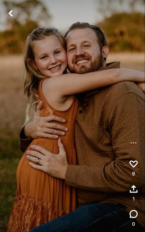 Family Portrait Posing Guide, Father Son Fall Photoshoot, Dad Daughter Picture Pose, Family Photos Outside Fall, Father Daughter Photography Poses, Father And Daughter Photo Ideas, Father And Daughter Photoshoot Ideas, Father And Daughters Photography, Family Photos With Daughter