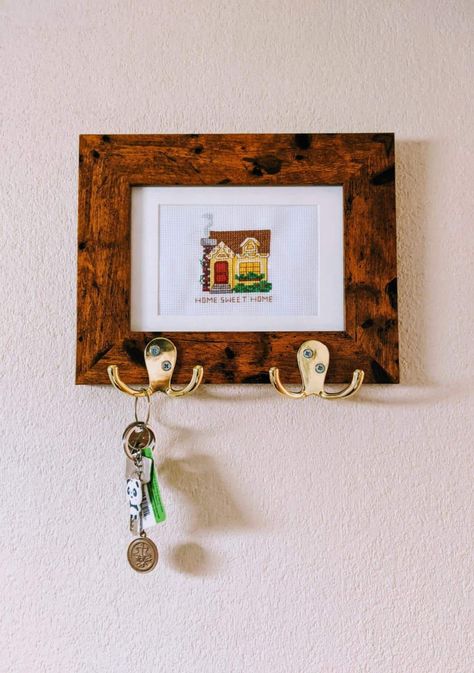 47 DIY Key Holder Ideas Diy Key Holder, Key Holder Ideas, Finishing Cross Stitch, Diy Chalkboard Paint, Stairs And Hallway Ideas, Thrift Decor, Pearl House, Cozy Little House, Key Holder Diy