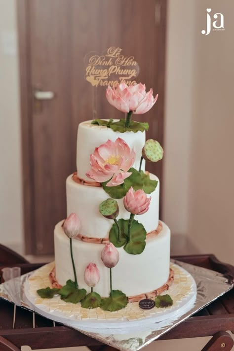 Lotus Flower Dessert, Lotus Cake Design, Lotus Flower Cake, Lotus Cake, Lotus Wedding, Lily Cake, Wedding Shower Cookies, Flower Desserts, Dummy Cake