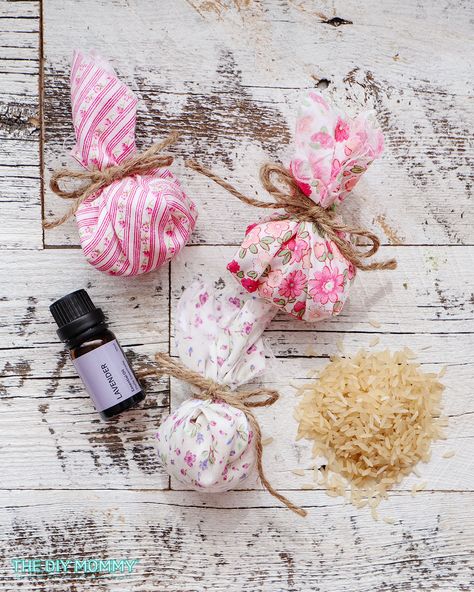 Diy Sachet Bags Essential Oils, Scented Rice Sachets, How To Make Sachets For Drawers, Rice Sachets Essential Oils, Diy Sachet Bags, Diy Drawer Sachets, Lavender Sachets Diy, Diy Upcycled Decor, Wax Sachet