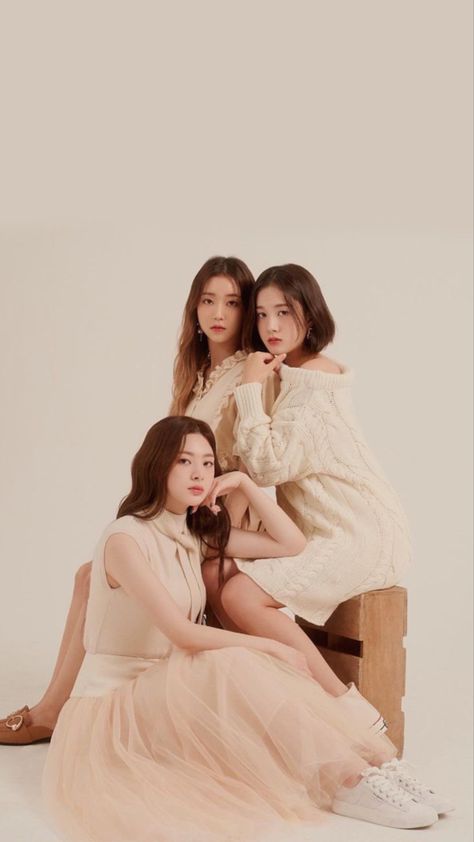 Trio Studio Photoshoot, 3 Besties Photoshoot Ideas, Three Person Photoshoot, 3 Friends Photoshoot Poses, Multiple People Poses, Trio Photoshoot Ideas, 3 People Poses, Trio Photoshoot, Group Photo Poses