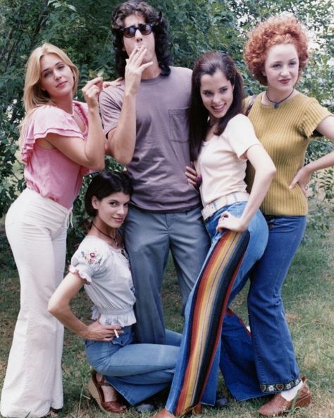 Films🍒 on Instagram: “I’m obsessed with this pic🍃🌈 (Deena Martin, Christine Harnos, Adam Goldberg, Parker Posey & Marissa Ribisi on set of Dazed & Confused 1993)…” Dazed And Confused Movie, Adam Goldberg, Parker Posey, Dazed Confused, Dazed And Confused, That 70s Show, Almost Famous, Coming Of Age, Film Aesthetic