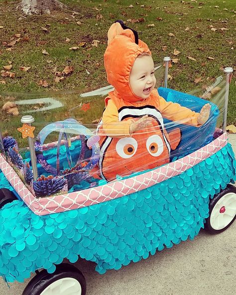 Halloween 2016 Finding Nemo Costume Idea Finding Nemo Family Costume, Finding Nemo Trunk Or Treat, Family Nemo Halloween Costumes, Finding Nemo Costume Family, Diy Nemo Costume, Nemo Halloween Costumes, Finding Nemo Halloween Costume Family, Family Nemo Costumes, Nemo Halloween