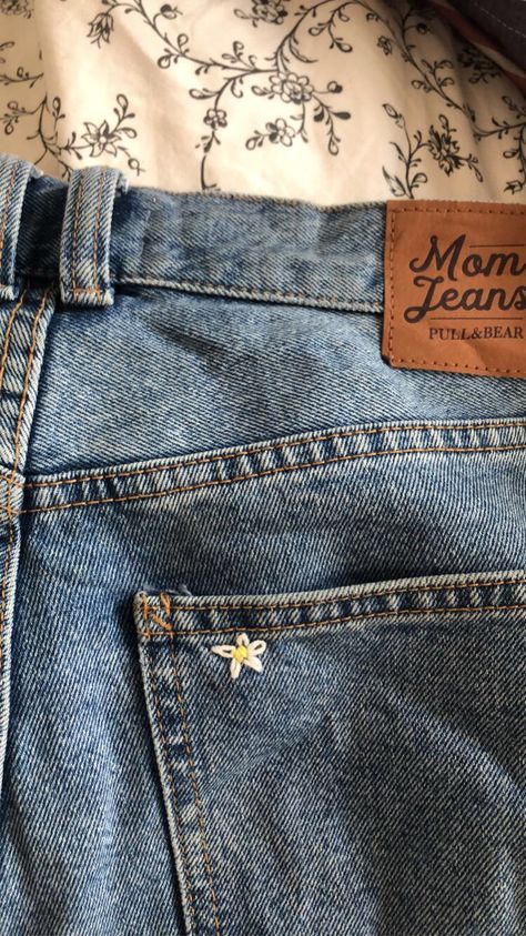 Embroidered Jeans Aesthetic, Embroidery On Tops, Thrift Flips, Clothes Embroidery Diy, Denim Embroidery, Cute Sewing Projects, Diy Embroidery Patterns, Basic Embroidery Stitches, Pinterest Diy