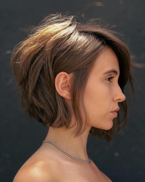 Neck-Length Shaggy Inverted Bob Jawbone Length Bob, Layered Bob Hairstyles Wavy, Youthful Bob Haircut, Inverted Layered Bob Hairstyles, Short Bob For Fine Hair, Shaggy Inverted Bob, Inverted Bob Hairstyles For Fine Hair, Mid Neck Length Hair, Short Angled Bob Haircut