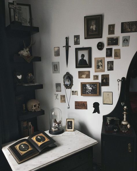 Olesya Alexejewna Parfenyuk (@schwarzkopfnonne): “Saturday gloom in the new room” White Gothic Decor, Wizarding Schools, Victorian Gothic Decor, Dark Academia Room, Walburga Black, Academia Room, White Gothic, Dark Academy, Dark Home Decor