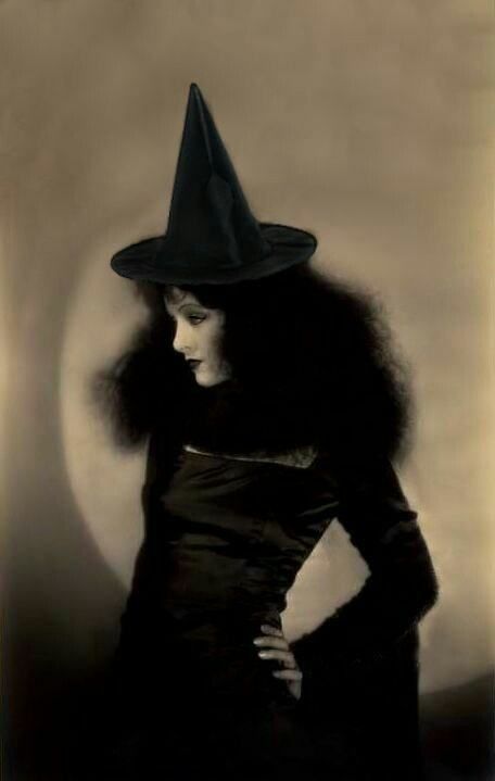 Old Hag, Beautiful Witch, Myrna Loy, Vintage Witch, Afraid Of The Dark, Images Vintage, Season Of The Witch, Witch Costume, Halloween Vintage