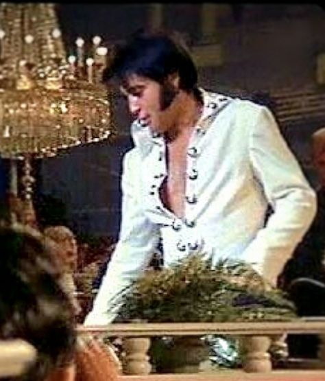 Memphis Mafia, Las Vegas Hilton, Elvis Jumpsuits, Elvis In Concert, Elvis Presley Images, Elvis Presley Pictures, Las Vegas Shows, Elvis Presley Photos, Austin Butler