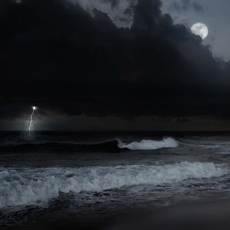 Dark Beach, Ocean Storm, Ocean At Night, Istoria Artei, Laptop Wallpaper Desktop Wallpapers, Beach At Night, Stormy Night, Ocean Wallpaper, Night Aesthetic