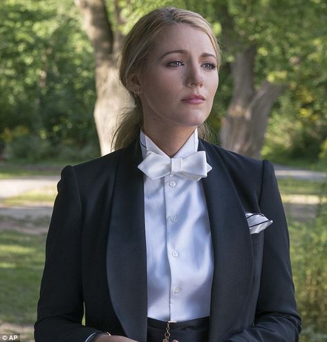 Some flair: Her character is a fan of button-downs, bow ties, and pocket squares... A Simple Favor, Emily Nelson, Blake Lively Hair, Loose Chignon, Simple Favor, Blake Lively Style, Jenny Humphrey, Nate Archibald, Woman In Suit