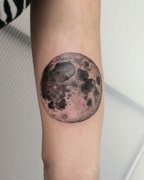 Full Moon Tattoo Men, Realistic Full Moon Tattoo, Moon Realistic Tattoo, Moon Tattoo Realistic, Realistic Moon Tattoo, Full Moon Tattoo, Luna Tattoo, Tatuagem Masculina Pequena, Landscape Tattoo