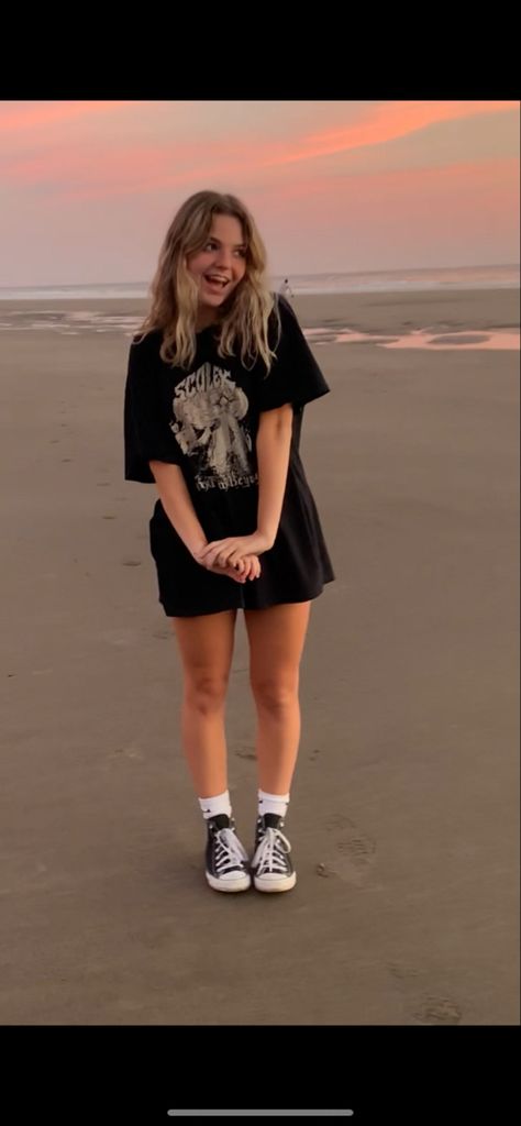 beach pic, converse, sunset, aesthetic Grunge Beach Aesthetic, Grunge Beach Outfit, Converse With Shorts, Outfit Grunge, Beach Pic, Grunge Outfit, Black Converse, Sunset Aesthetic, Beach Aesthetic