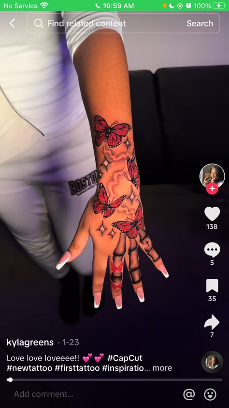 Black Women Hand Tattoos Ideas, Lv Tattoo Ideas, Baddies Tattoos Ideas, Hand Tattoos Female, Klaws Tattoos Ideas, Colored Tattoos On Dark Skin, Hand Tattoos Stencils, Butterfly Hand Tattoo For Women, Feminine Hand Tattoos For Women