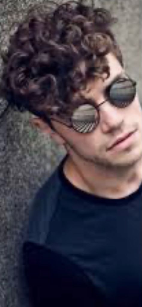 Guy with curly hair and sunglasses in magazine... google Preppy Hairstyles, Mens Photoshoot Poses, Portrait Photography Men, Thick Curly Hair, Pose Fotografi, Men Photoshoot, Model Pose, Man Photography, Men Photography