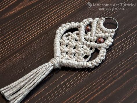 Macrame Owl Keychain, Macrame Owl Tutorial, Macrame Tutorial Beginner, Macrame Animals, Owl Tutorial, Keychain Macrame, Easy Crafts To Sell, Owl Keychain, Makramee Diy