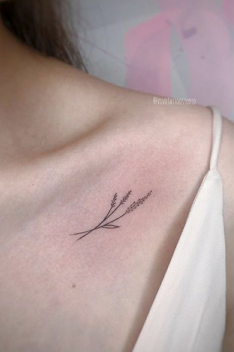 Unique Collarbone Tattoos For Women, Pretty Tattoo Designs, Small Elegant Tattoos, Mini Tattoo Ideas, Floral Tattoo Ideas, Female Tattoo Designs, Spring Tattoo, Tattoo Pretty, Tattoos Pretty