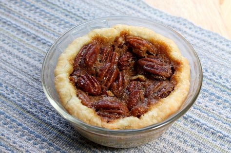 Bourbon Pecan Pie for One Pecan Pie With Bourbon, Mini Bourbon Pecan Pies, Bourbon Pecan Pie Recipe No Corn Syrup, Best Bourbon Pecan Pie Recipe, Chocolate Bourbon Pecan Pie Without Corn Syrup, Mini Pecan Pie Recipes, Cookie Press Recipes, Pecan Pie Brownies, Mini Pie Crust