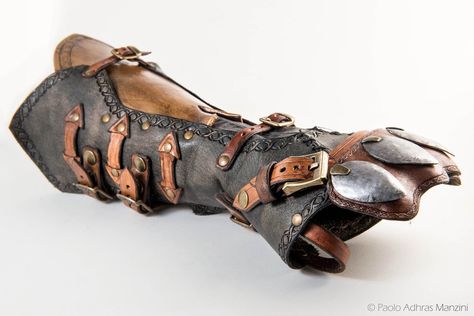 Larp Fashion, Leather Gauntlet, Steampunk Gadgets, Fantasy Outfits, Assassins Creed Syndicate, Armor Clothing, Leather Armor, Medieval Clothing, Samurai Swords