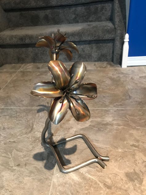 Art Metal Ideas, Father’s Day Welding Projects, Small Welding Projects, Welded Flowers, Welding Women, Metal Flower Art, Cool Welding Projects, Horseshoe Projects, Metal Art Diy