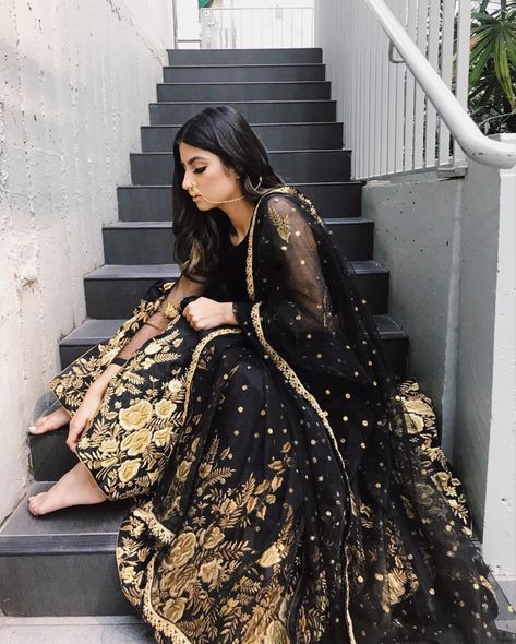 Beautiful indian girl wearing tradtional black and gold lengha wedding inspired Black Lengha, Black And Gold Lehenga, Lehenga Black, Celebrity Fashion Outfits, Desi Wedding Dresses, Desi Clothes, Pakistani Bridal Wear, Desi Wedding, Wedding Dress Trends