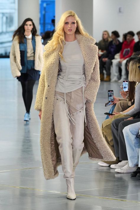 Mark Fast Fall 2024 Ready-to-Wear Collection | Vogue Chenille Dress, Runway Shoes, Vogue Australia, Fashion 2024, Autumn Outfit, Fall 2024, London Fashion Week, Fall Fashion, Unique Fashion