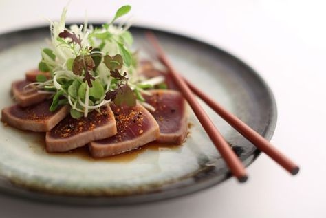 Tuna tataki Tuna Tataki, Fresh Tuna, Fish Salad, Fine Dining Recipes, Sushi Rolls, Fish Dishes, Kitchen Recipes, Fish And Seafood, Quick Recipes