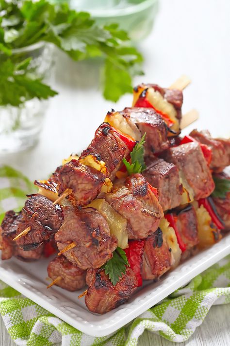 Vous vous demandiez comment cuire des brochettes de boeuf au four et combien de temps les laisser ? Tout est là ! Kebab Sandwich, Beef Kabob Recipes, Pork Kebabs, Luau Food, Beef Kebabs, Beef Kabobs, Kabob Recipes, How To Cook Beef, Kebab Recipes