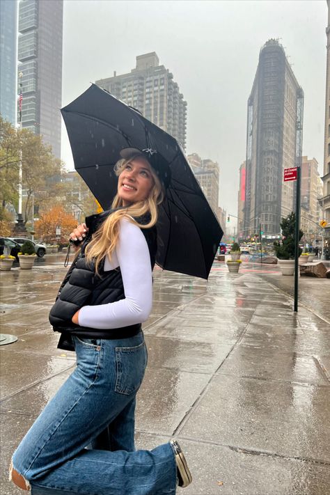 rainy day inspo pics, new york city, nyc inspo pics, fall outfit ideas, rainy days, nyc outfits, instagram inspo, insta inspo, city, casual outfit inspo, fall, manhattan Rainy Day Pics Instagram, Rainy Day Instagram Pictures, Rain Fashion Outfit, Nyc Inspo Pics, Rain Day Outfit, Outfits For Rainy Days, Ootd Rainy Day, Rainy Day In Nyc, Outfit For Rainy Day