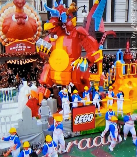 Lego float - Macy's Parade '21 Lego Parade Float, Macy's Parade, Macys Parade, Parade Ideas, Lego Christmas, Christmas Float, Thanksgiving Day Parade, Parade Float, Kids Fun