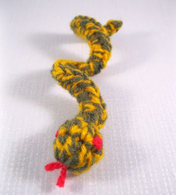 animal reptile snake charm toy crochet Crochet Creatures, Crochet Snake, Creepy Decor, Crochet Turtle, Red Yarn, Snake Patterns, Thick Yarn, Quick Crochet, Dk Weight Yarn