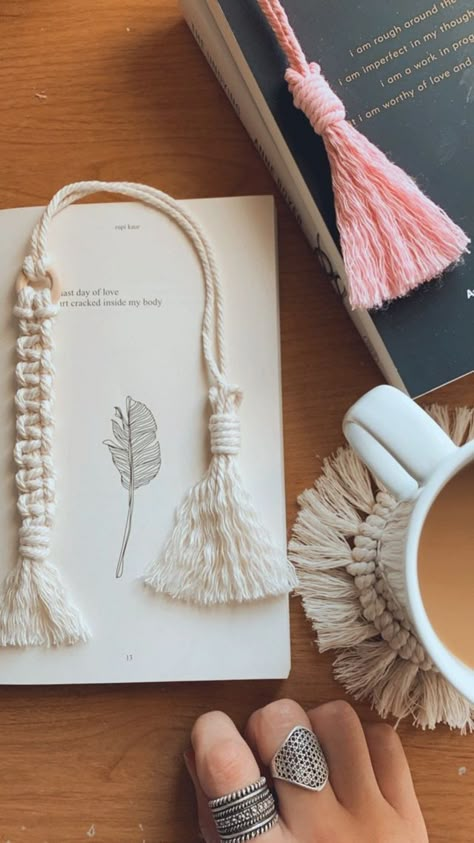 Macrame Office Decor, Macrame Bookmark Diy, Macrame Book Mark, Diy Book Marks, Come Intrecciare, Bookmark Tassels, Macrame Gift, Books Accessories, Simpul Makrame