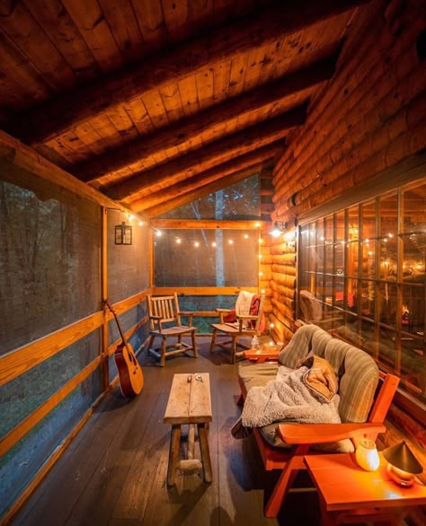 Cabin Porch Ideas, Rustic Cabin Interior, Rustic Sunroom, Enclosed Patio Ideas, Cabin Patio, Rustic Outdoor Spaces, Cabin Porches, Cabin Porch, Enclosed Porch