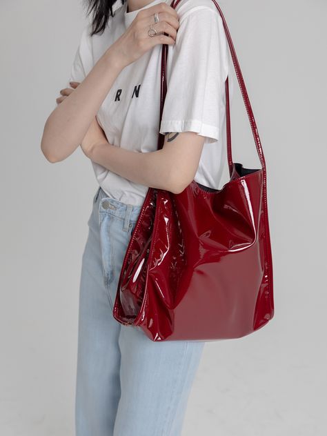 Patent Leather Tote Bag #handbags #bags #fashion #handbag #bag #accessories #style #onlineshopping #handbagsforsale #shoes #handmade #slingbag #clutch #purse #shopping #purses #fashionblogger #handbagmurah #fashionista #leather #backpack #clutches #clutchbag #handbagshop #instafashion #totebag #fashionbag #handbagstyle #luxury China Street Fashion, My Style Bags, Patent Leather Bag, Pretty Bags, Outfit Inspo Fall, Leather Tote Bag, Leather Material, Sling Bag, Cloth Bags