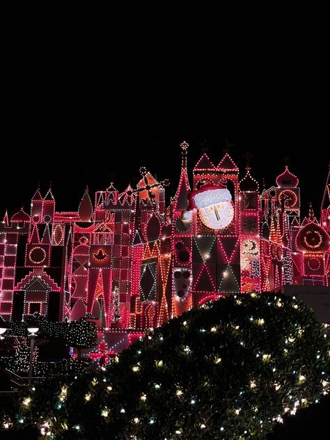 Disneyland Christmas Wallpaper, Disneyland Christmas Aesthetic, Disney Christmas Aesthetic, Christmas At Disneyland, Disney World Pictures Ideas, Disney Core, Disneyland 2024, Christmas Disneyland, Christmas At Disney