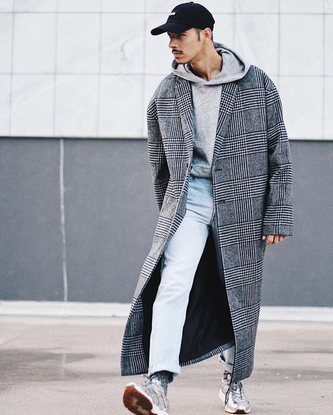 Men Long Coat Styles- 30 Best Outfits To Wear Long Down Coat Men Coat Outfit, Winter Outfits Men Streetwear, Winter Outfits For Men, Vest Outfits Men, Coat Outfit Casual, Men Ootd, Man Coat, Long Coat Outfit, Coat Styles