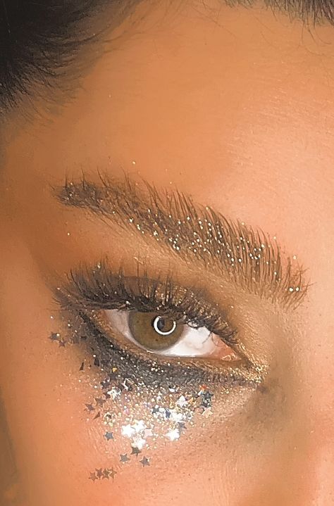 Zendaya Glitter Tears, Satellite Costume, Celestial Makeup Looks, Euphoria Halloween Costumes, Stones Makeup, Pearl Makeup Looks, Celestial Costume, Celestial Makeup, Festival Makeup Looks