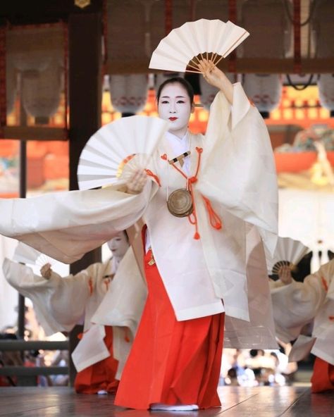 Gion Matsuri, Yasaka Shrine, Kimono Japan, Real Model, Indigenous Culture, Womens Kimono, Japanese Kimono, Japanese Women, Old Pictures