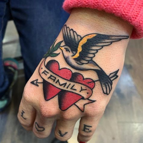 Traditional Heart Tattoos, Traditional Hand Tattoo, Traditional Tattoo Old School, Knuckle Tattoos, Kunst Tattoos, Creative Tattoo, Traditional Tattoo Sleeve, Old School Tattoo Designs, Turtle Tattoo